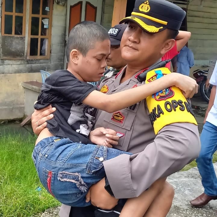 Wakapolres Ini Gendong Remaja Alami Gangguan Jaringan Otot ke Rumah Sakit