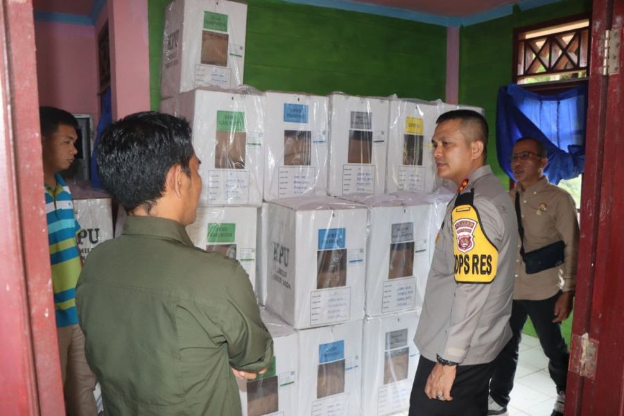 Kapolres Muara Enim AKBP Jhoni Eka Putra Cek Gudang PPK Kecamatan Tanjung Agung dan Panang Enim