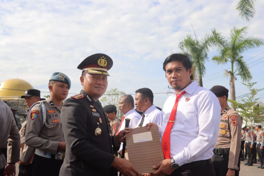 Kapolres Tanjab Barat Beri Penghargaan kepada 36 Personel Berprestasi di Hari Kesaktian Pancasila
