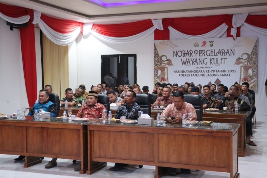 Kapolres Tanjab Barat dan Forkopimda Gelar Nobar Wayang Kulit, Rayakan Hari Bhayangkara ke-79