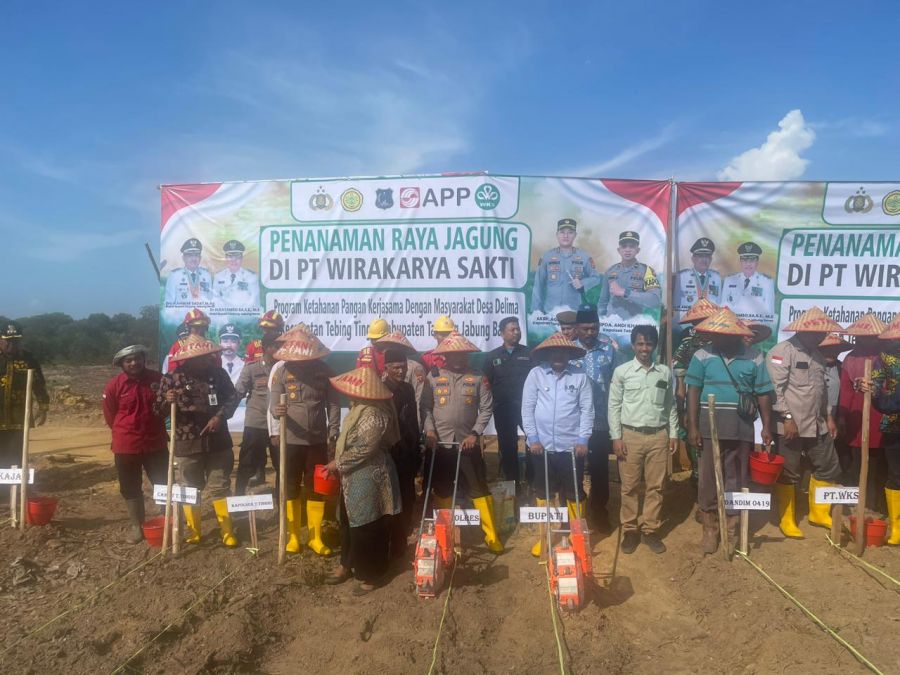 Kapolres Tanjabbar AKBP Agung Basuki Bersama Bupati Galang Ketahanan Pangan Lewat Penanaman Jagung