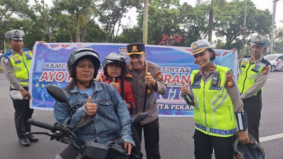 Kapolresta Pekanbaru Bagi Helm Gratis, Dalam Rangka Kampanye Lalu Lintas