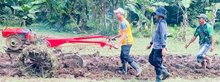 Kapolsek Cikupa AKP Johan Armando Utan, Terjun Langsung Dampingi Penggarapan Lahan Tanam Jagung