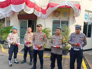 Kapolsek Cikupa Pimpin Pembagian 1.000 Bendera di Depan Mako