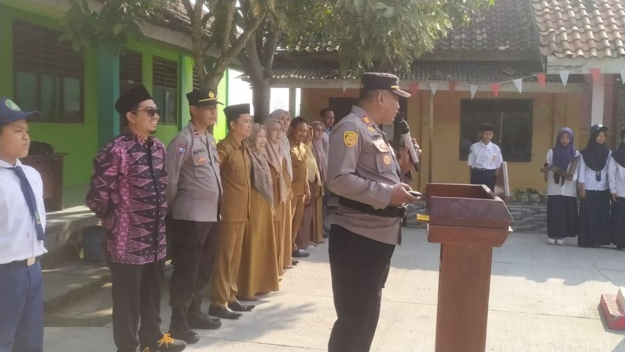 Kapolsek Kresek AKP A. Suryadi Pimpin Upacara di SMP & SMA An Nabila Kecamatan Gunung Kaler