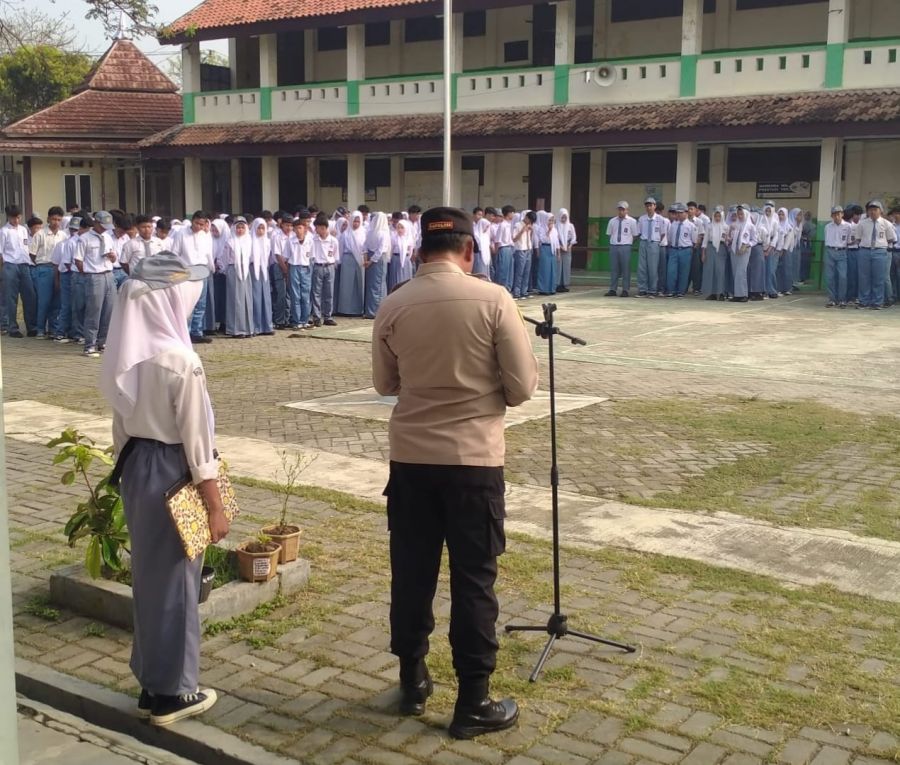 Kapolsek Kresek AKP A. Suryadi Pimpin Upacara di SMAN 29 Kabupaten Tangerang