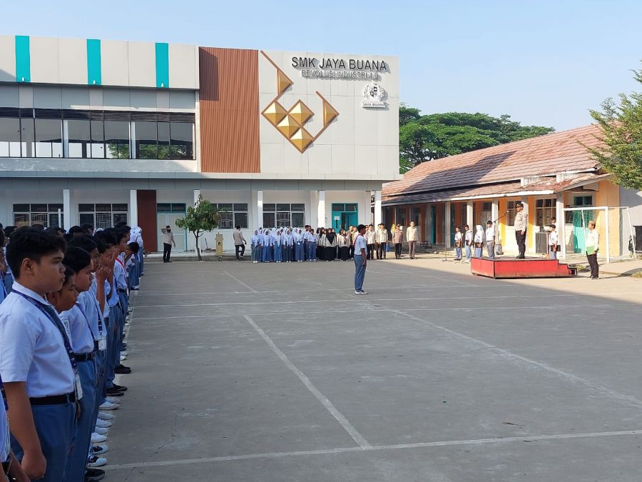 Kapolsek Kresek AKP A. Suryadi pimpin Upacara di SMK Jaya Buana Kecamatan Kresek