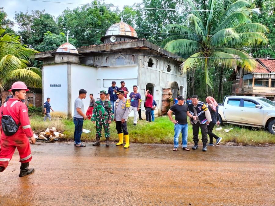 Kapolsek Talang Ubi Bersama Personil Evakuasi Warga Terkena Dampak Pipa Bocor di Desa Benuang
