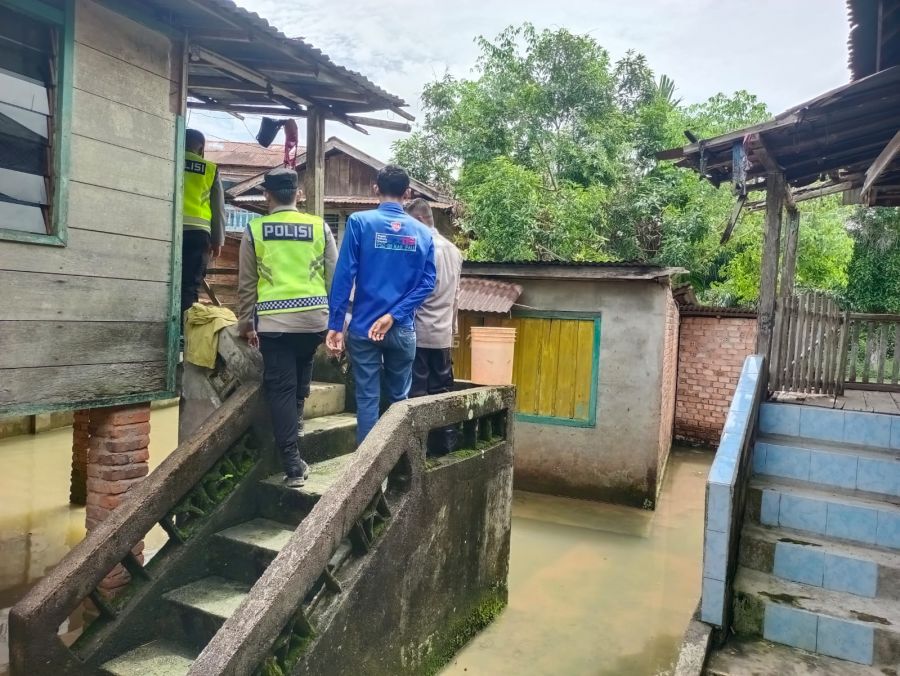 Kapolsek Talang Ubi bersama Tim Lakukan Monitoring Tinggi Banjir di Talang Pipa