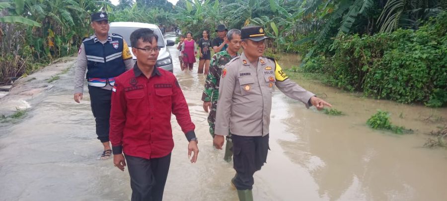 Kapolsek Tanah Abang Pimpin Kegiatan Monitoring dan Patroli Banjir di Desa Tanjung Dalam