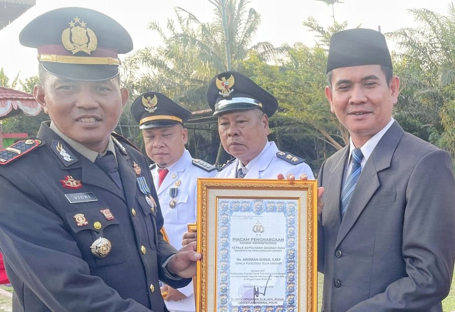 Kapolsek Teluk Meranti dan Warga Terima Penghargaan atas Suksesnya Ekspedisi Merah Putih Presisi