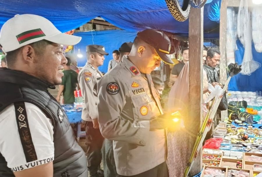 Kapolsek Teluk Meranti Pimpin Patroli Malam Antisipasi Gangguan Kamtibmas di Pasar Teluk Meranti