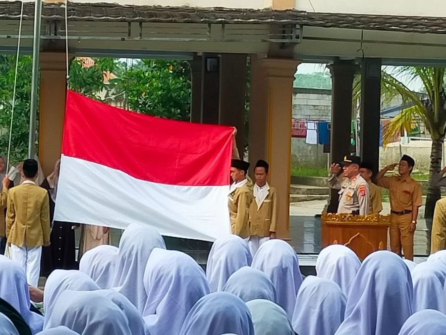 Kapolsek Tigaraksa Jadi Pembina Upacara di SMPS dan SMAS Al Mubarok,Tekankan pencegahan Narkoba