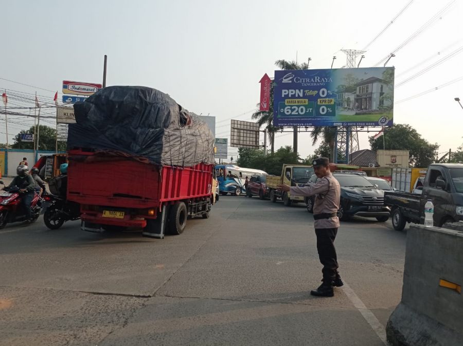 Kapolsubsektor Cikupa Mas Pimpin Pengaturan Lalu Lintas Sore Hari di Pasar Kemis