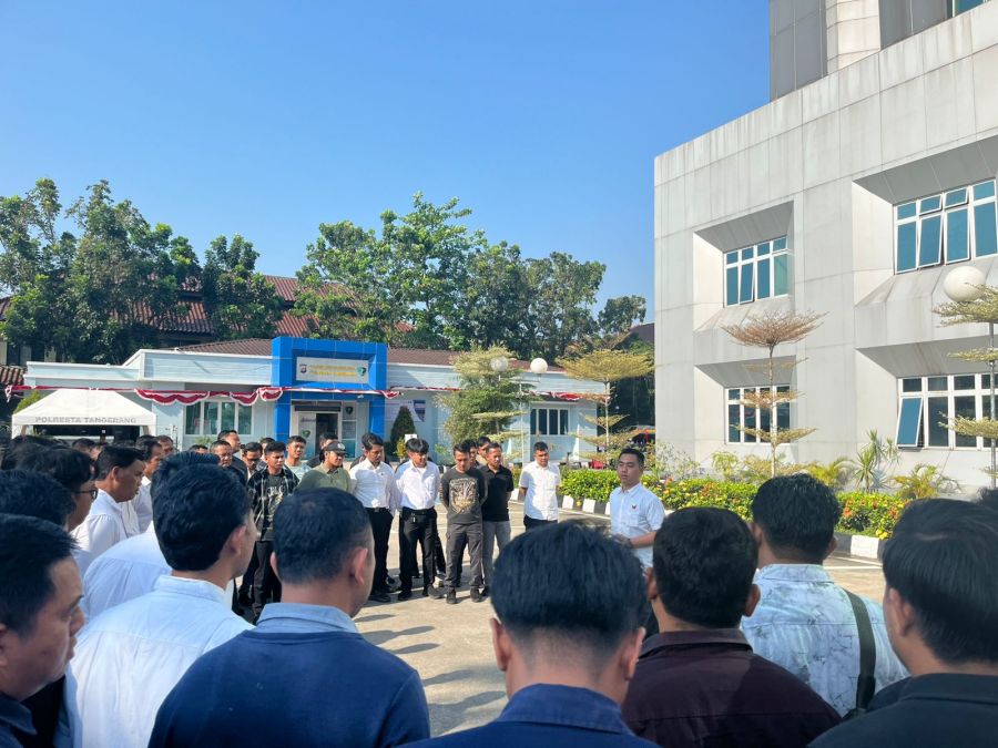 Kasat Reskrim Polresta Tangerang Berikan Arahan Personel PAM Demo Mahasiswa di DPRD