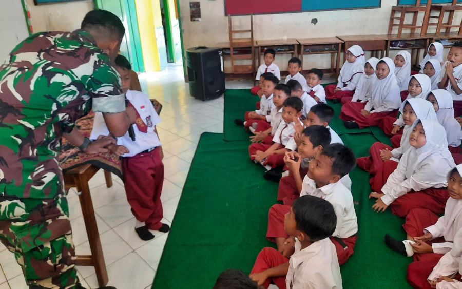Keakraban Babinsa Bersama Murid Sekolah Dasar 