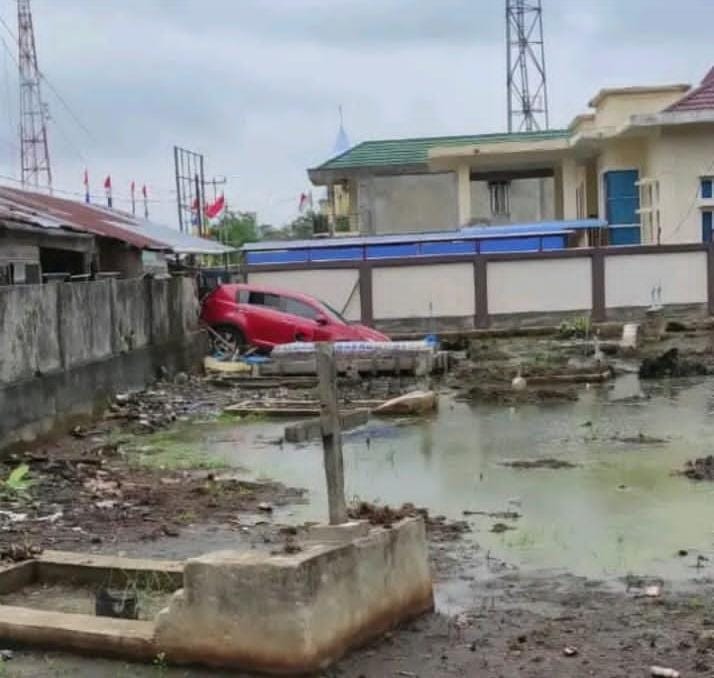 Kecelakaan Tunggal, Mobil Honda HR-V Warna Merah Nyungsup di Pagar TPU