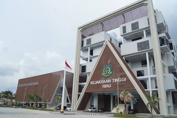 Kejati Riau Tahan Oknum Polisi Bripka BA dan Istrinya, Perkara Dugaan Suap