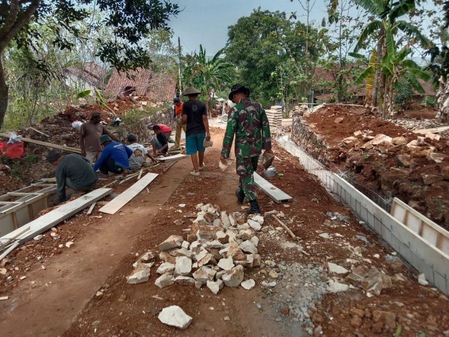 Kemanunggalan TNI Dengan Rakyat Bangun Infrastruktur Desa