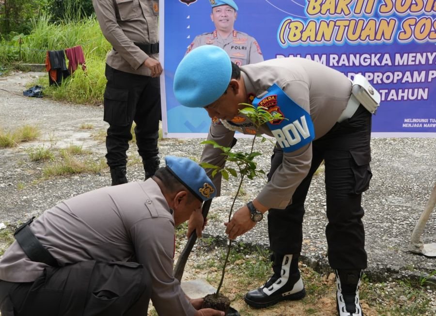 Kemeriahan HUT ke-24 Propam Polda Riau Bagi Sembako dan Pohon ke Panti Asuhan
