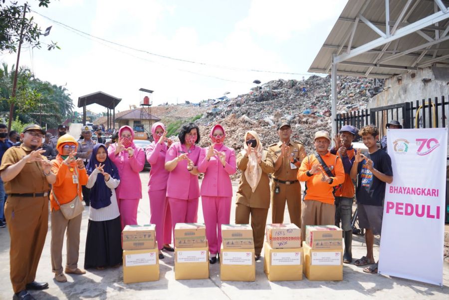 Ketua Bhayangkari Riau Resmikan MCK dan Bagikan Sembako Kepada Pekerja di TPA Muara Fajar