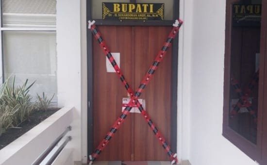 KPK Segel Kantor Bupati Kuansing, 10 Orang Diamankan Terkait Suap Jabatan