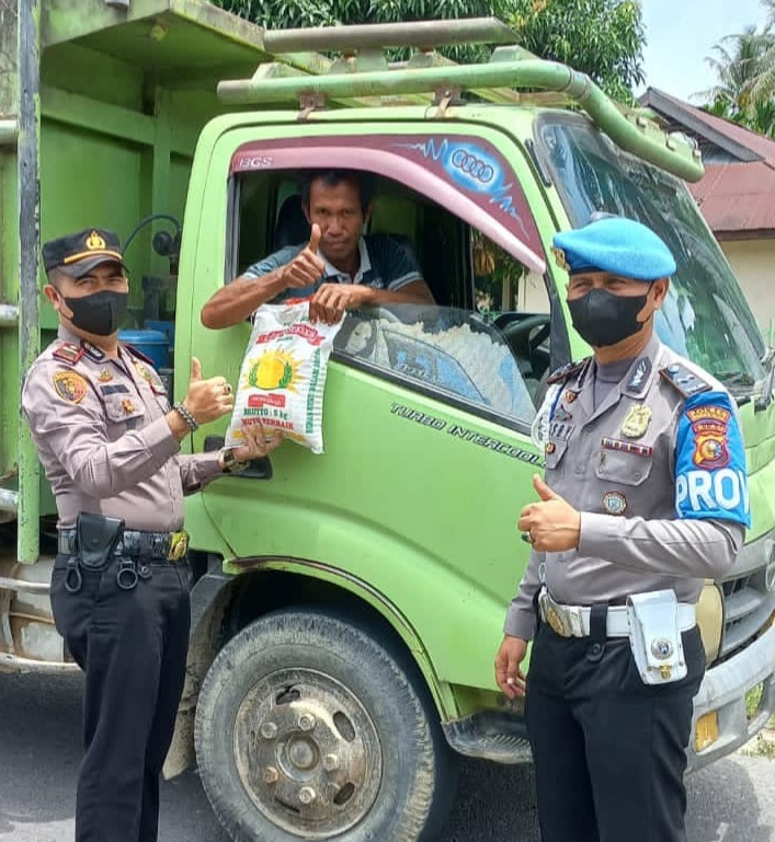Kurangi Beban Sopir, Polisi di Rohul Bagikan Bansos Pada Warga Terdampak Naiknya BBM