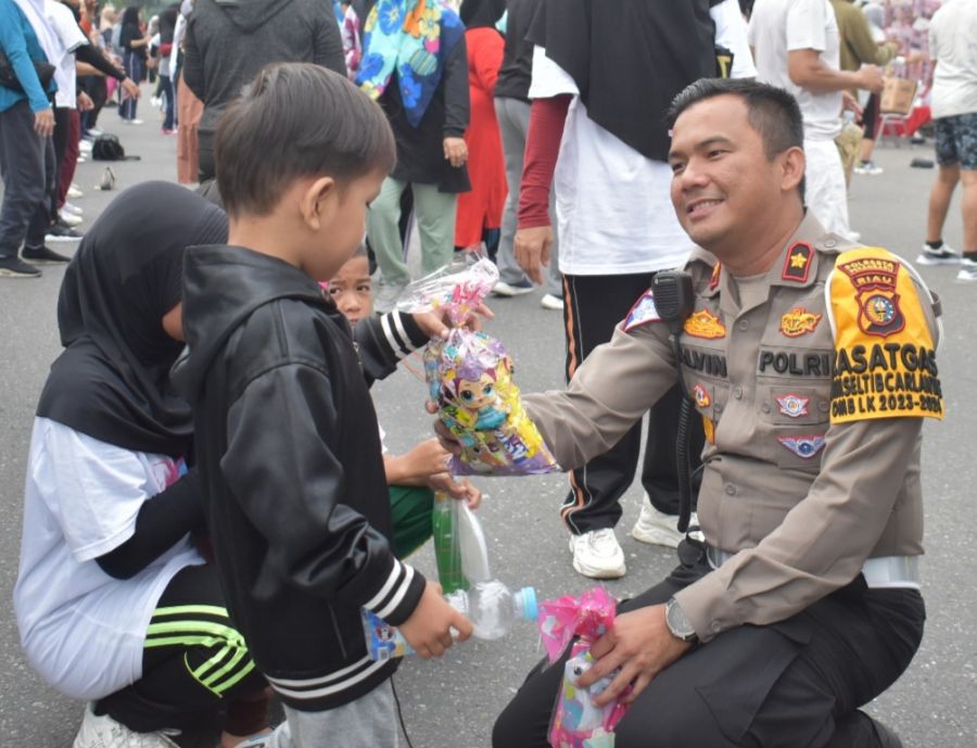 Lewat Suvenir, Kasat Lantas Polresta Pekanbaru Sampaikan Pesan Penting ke Warga Saat CFD