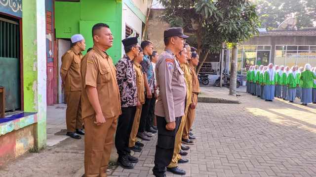 Lewat Upacara Bendera, Polisi Balaraja Tanamkan Disiplin Berlalu Lintas di SMK Al-Badar