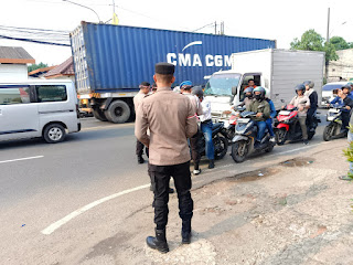 Menyambut HUT RI ke-80, Polsek Cikupa Bagikan Bendera Gratis