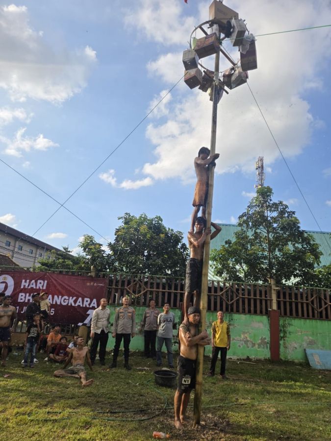 Meriahkan HUT Bhayangkara ke-79, Polsek Cikupa Gelar Lomba Panjat Pinang di Desa Talaga
