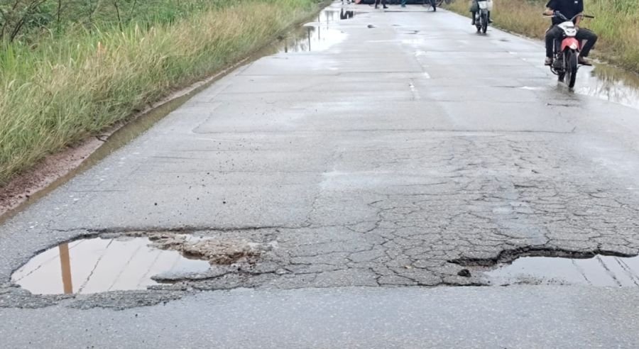 Mobil Tahanan Polsek Mandau Terguling Usai Hindari Lubang di Jalan Dumai