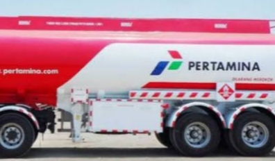 Mobil Tangki BBM Milik PT Elnusa Petroleum Terguling dan Terbakar di Jalan Kota Dumai