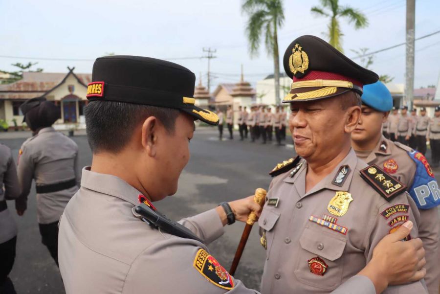 Momen Haru di Mapolres Tanjab Barat: Kompol Acim Raih Pangkat AKBP Sebelum Purnatugas
