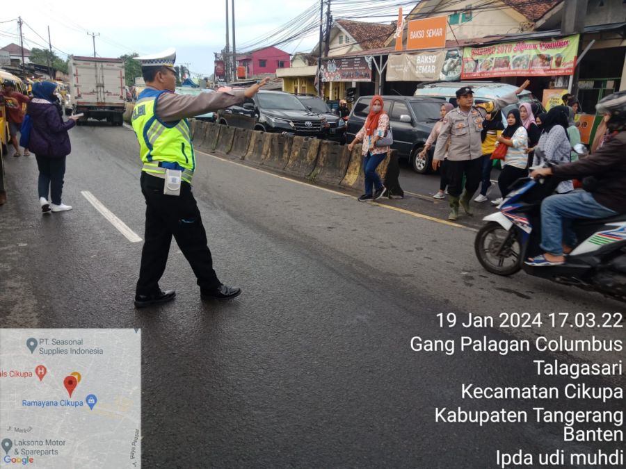 Operasi Pengaturan Lalu Lintas Jum'at Sore di Jalan Raya Serang oleh Anggota Polsek Cikupa