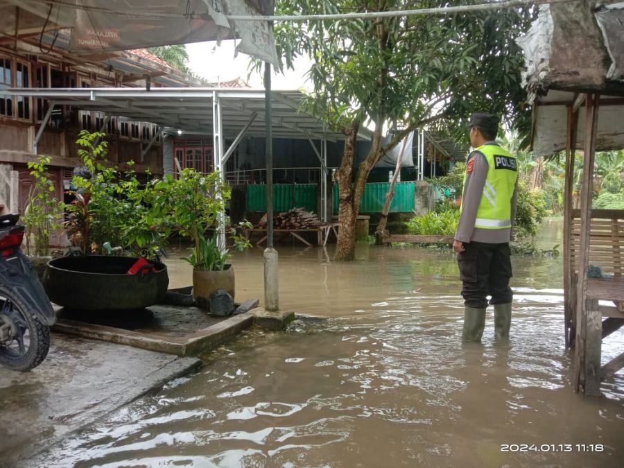Pastikan Aman, Polsek Penukal Abab Terus Pantau Debit Air diwilayah Penukal Abab