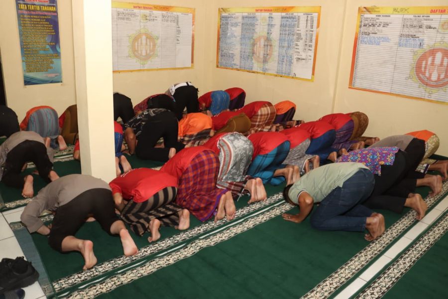 Pastikan Hak Ibadah Terpenuhi, Kapolresta Tangerang Shalat Berjamaah Bareng Tahanan