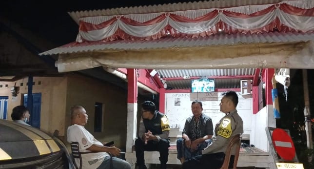 Pastikan Kamtibmas Kondusif, Bhabinkamtibmas Sambangi Pos Ronda Warga Sampaikan Imbauan Kamtibmas