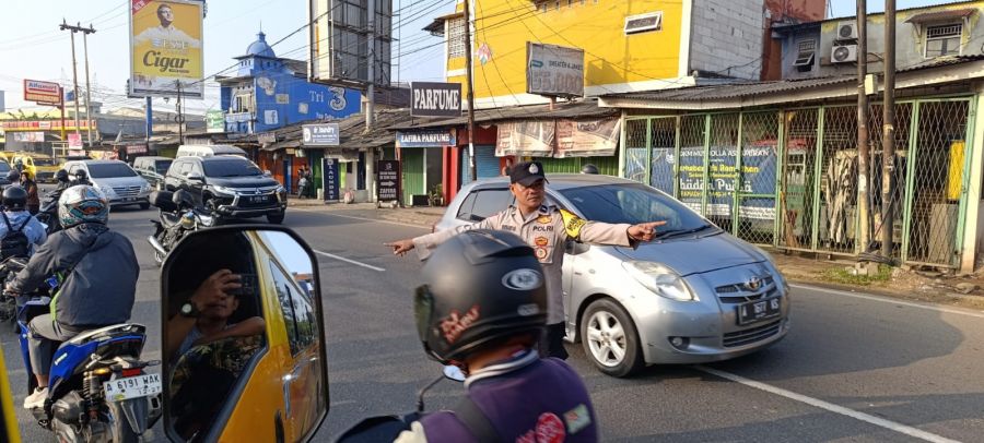 PECAK Pagi, Polsek Cikupa Atur Arus Lalin di Pertigaan Columbus untuk Wujudkan Kamseltibcar Lantas