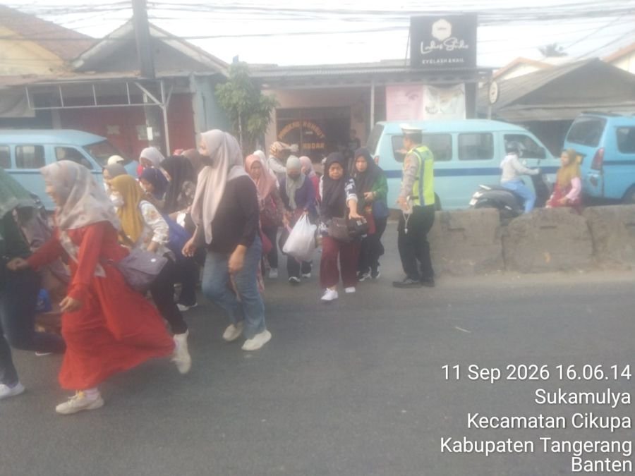 PECAK Sore Hari, Aiptu Sapudin Atur Lalu Lintas di Pertigaan Columbus