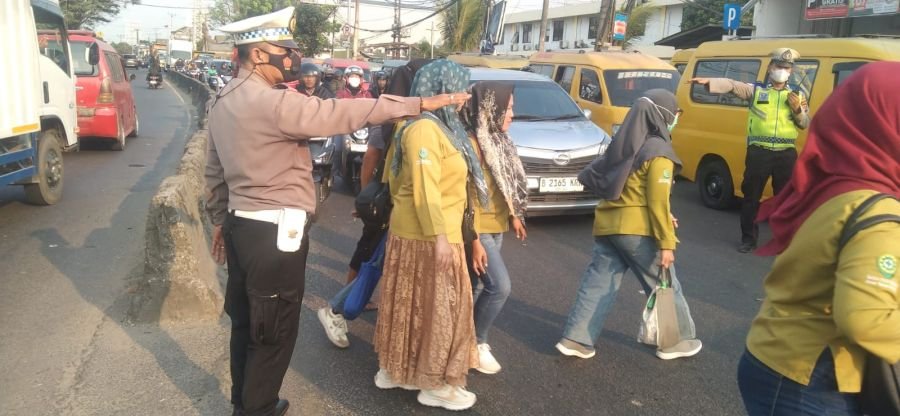 PECAK Sore Hari, IPTU Udi Muhdi dan Personel Lantas Polsek Cikupa Atur Arus di Pertigaan Columbus