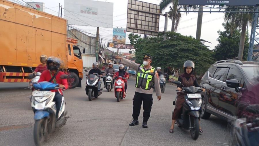 PECAK Sore, IPTU Rusandi Atur Lalu Lintas di Perempatan Cikupa Mas