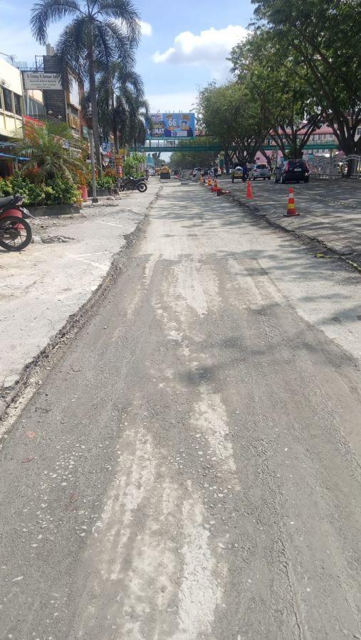 Pedagang Kecil Rugi Akibat Lambatnya Perbaikan Jalan Rusak di Sudirman