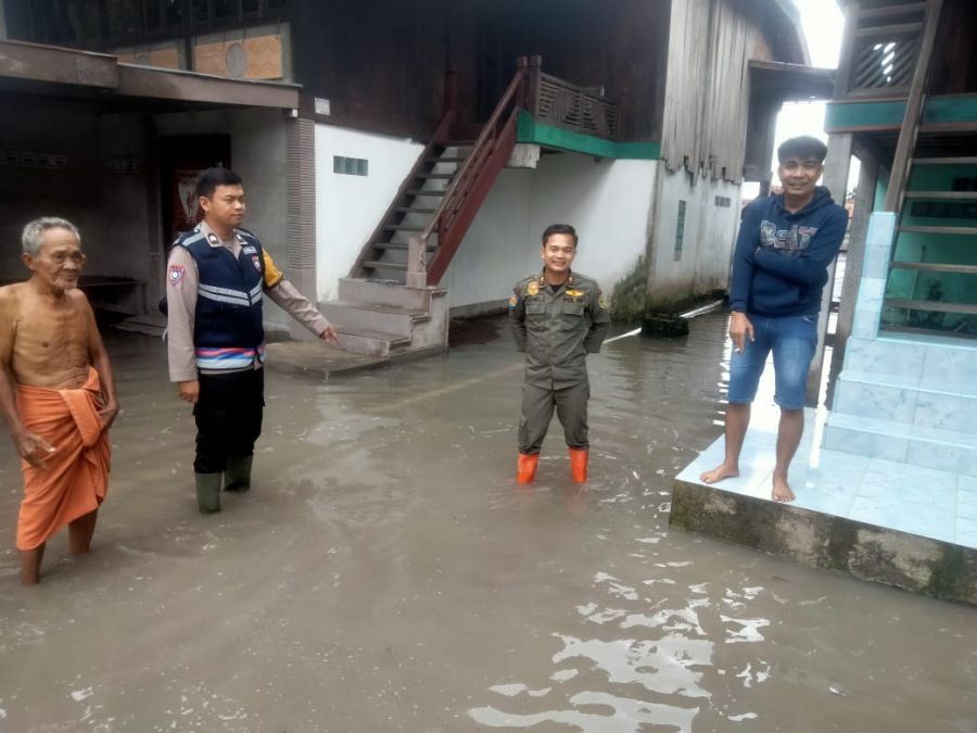 Peduli Masyarakat, Polsek Penukal Utara Hadir Lakukan Pengecekan Ke Lokasi Dilanda Banjir