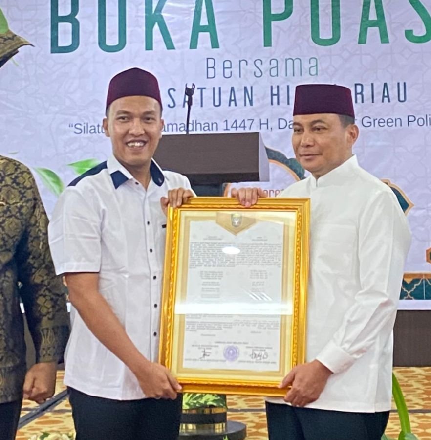 PeHR Anugerahkan Maklumat Hari Ekosistem Riau kepada Kapolda Riau