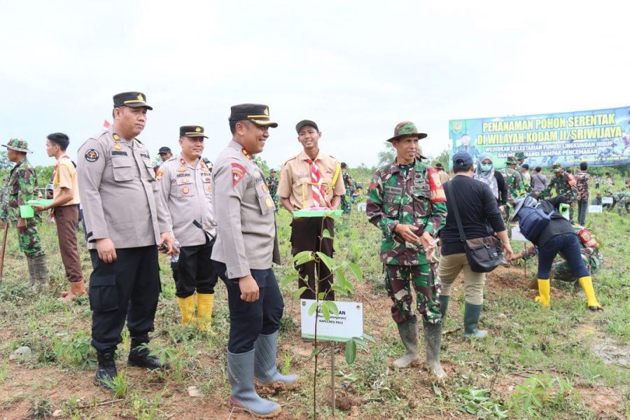 Bersama Polres Pali : Penanaman Pohon secara Serentak di Wilayah Kodim 0404/Muara Enim