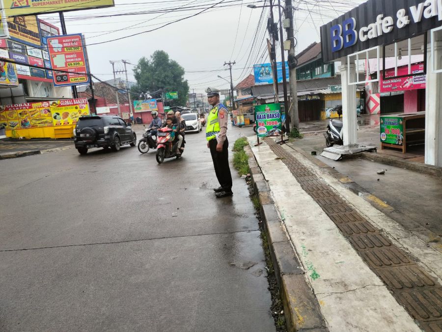Pengaturan Arus Lalin, Polsek Cilegon Lancarkan Kendaraan Pagi Hari