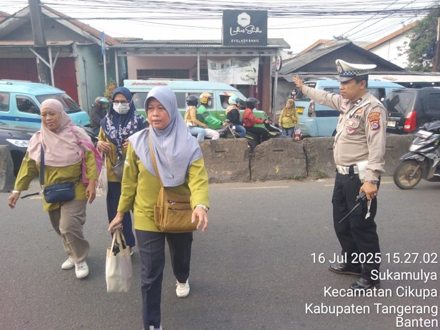 Pengaturan Arus Lalu Lintas Sore Hari oleh Personel Lantas Polsek Cikupa Ciptakan Kamseltibcar Lanta