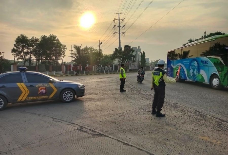 Pengaturan Lalulintas dilakukan Polsek KP Banten Polres Cilegon antisipasi arus wisata