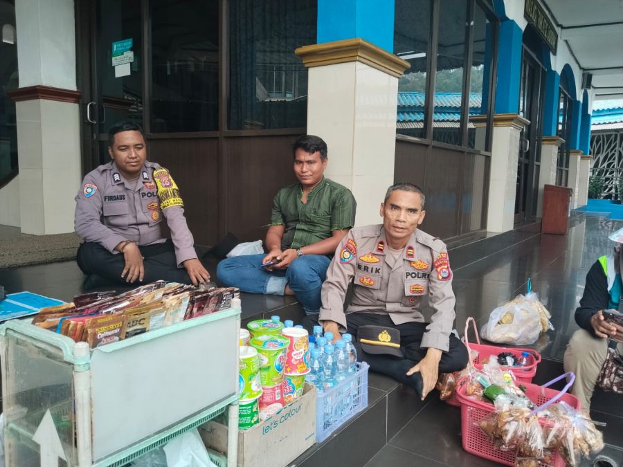 Personel KSKP Merak Polres Cilegon Polda Banten Sambangi Pedagang Asongan di Pelabuhan Merak